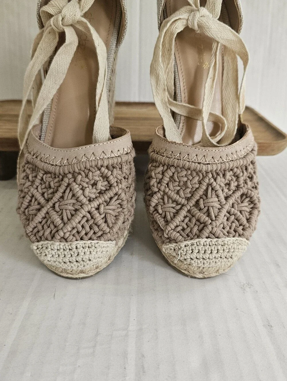 Shoe Dazzle Connee Espadrille Wedges Size 9 Crochet Tan Ankle Tie 4.5 Inch Heel
